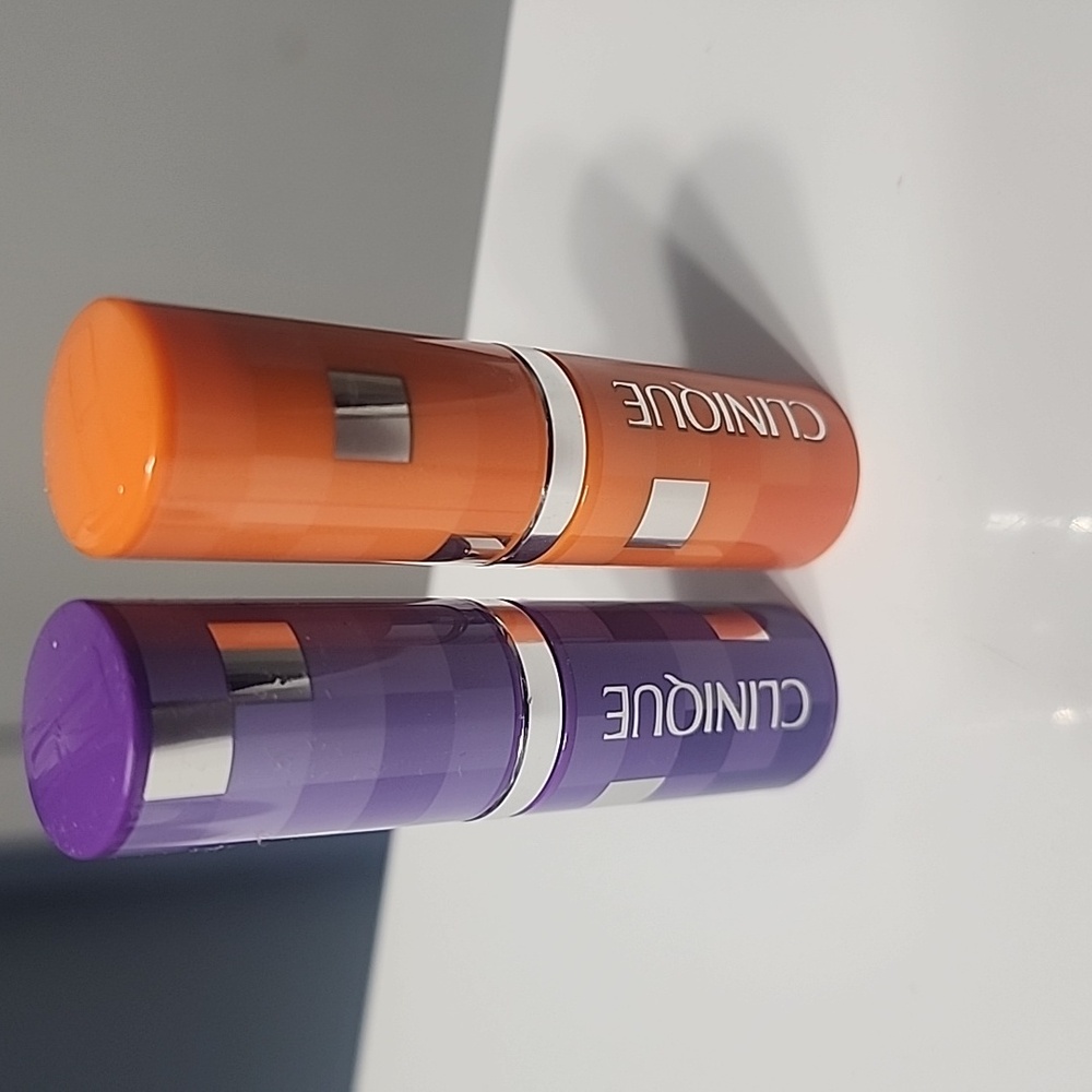 Clinique Dramatically Different Lipstick Set of 2